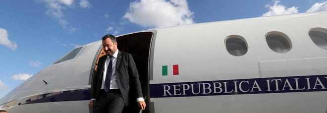 Salvini indagato per i voli di Stato, verifiche su 35 viaggi