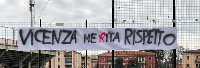 Lo striscione esposto oggi all'esterno del Menti Lo striscione esposto oggi all'esterno del Menti