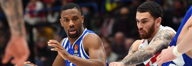 Il campione di basket Mike James attacca: «Io fermato con la pistola puntata addosso». I carabinieri smentiscono tutto