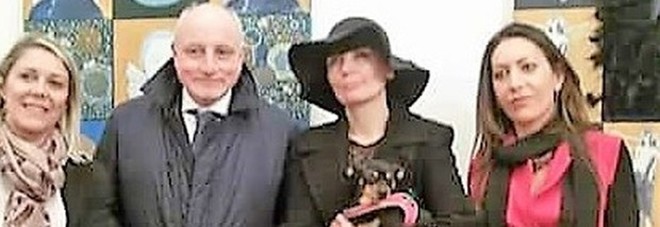 L'artista Barbara Karwowska (al centro, con il cappello nero) tra la curatrice della mostra Fedela Procacini (in rosso) e il console onorario della Polonia Dario dal Verme L'artista Barbara Karwowska (al centro, con il cappello nero) tra la curatrice della mostra Fedela Procacini (in rosso) e il console onorario della Polonia Dario dal Verme