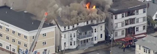 Massachusetts, esplosioni di gas in serie in tre città . Edifici in fiamme a nord di Boston. un morto e 16 feriti Massachusetts, esplosioni di gas in serie in tre città . Edifici in fiamme a nord di Boston. un morto e 16 feriti