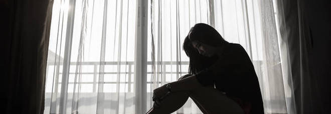 Ragazzina di 16 anni chiama l'amica: «Voglio suicidarmi». La polizia la salva appena in tempo