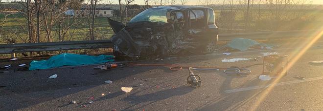 Incidente a Taranto, due auto contro un tir: tre morti e tre feriti gravi Incidente a Taranto, due auto contro un tir: tre morti e tre feriti gravi