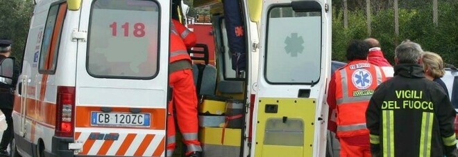Camionista colpito da infarto, si schianta contro un pilone e muore. L'incidente choc