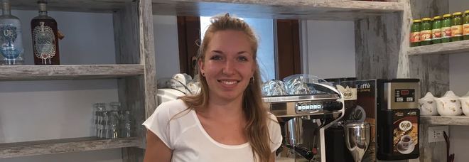 Arianna Rossino nel suo piccolo bar a Moggio Alto Arianna Rossino nel suo piccolo bar a Moggio Alto
