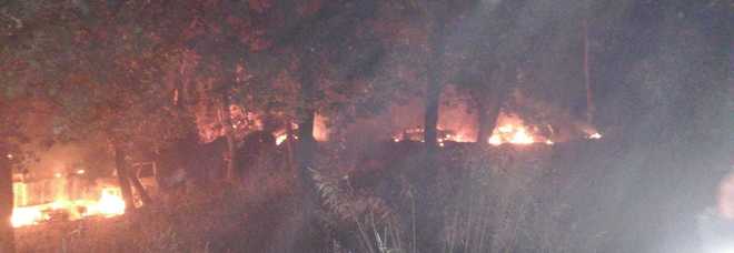 Incendio nel campo nomadi di Castel Romano Incendio nel campo nomadi di Castel Romano