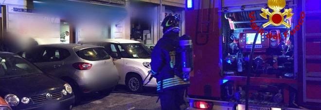 Paura in condominio, fumo nero invade le scale: alloggi evacuati Paura in condominio, fumo nero invade le scale: alloggi evacuati