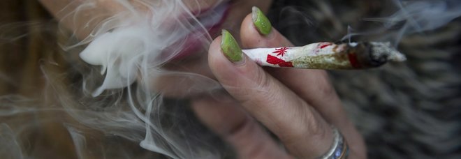 Provocano un incidente stradale e pagano i danni con soldi e droga Provocano un incidente stradale e pagano i danni con soldi e droga