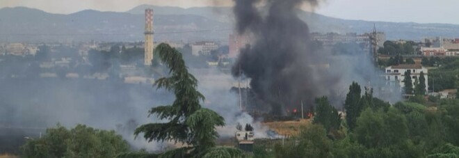 Roma, rifiuti e sterpaglie in fiamme vicino al campo rom di via Salviati: colonna fumo invade i quartieri Est della Capitale