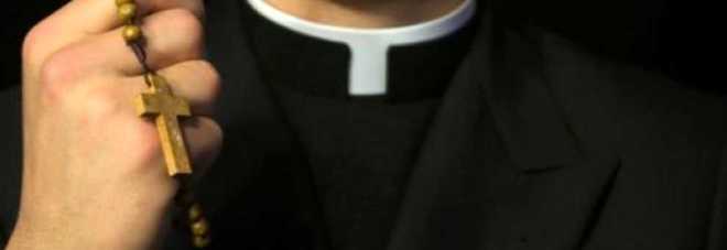 Prete abusa per anni di una bambina e la mette incinta, poi si giustifica: «L'amore non ha età»
