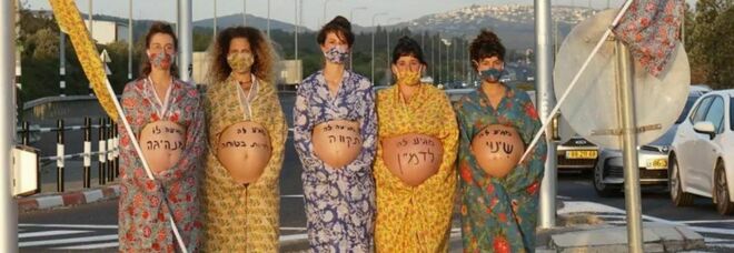 La protesta delle cinque donne israeliane con i pancioni: «I nostri figli meritano un futuro migliore»