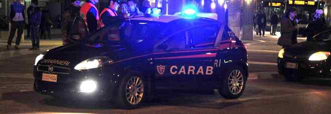 Ventenne ucciso in strada con un colpo di pistola: trovato sotto casa della fidanzata: Ipotesi suicidio
