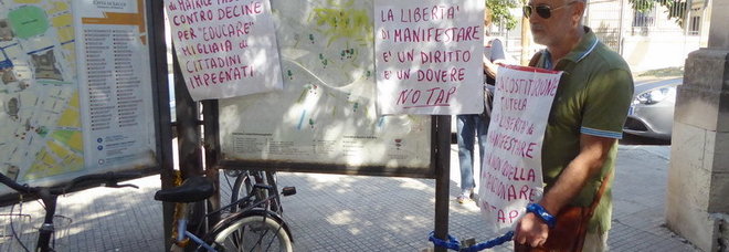 Si incatena di fronte alla Questura: «La protesta No Tap è un diritto» Si incatena di fronte alla Questura: «La protesta No Tap è un diritto»