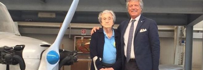 Fiorenza de Bernardi, 91 anni, prima donna pilota in Italia: «I colleghi non mi salutavano e io me ne fregavo»