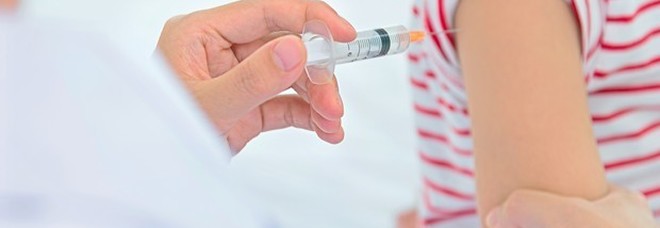 La mamma è 'No Vax', per vaccinare la bimba di 4 anni arrivano i carabinieri. «Si è chiusa in auto con lei»