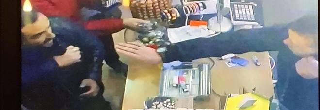 Il frame dell'assalto alla tabaccheria di via Verdi