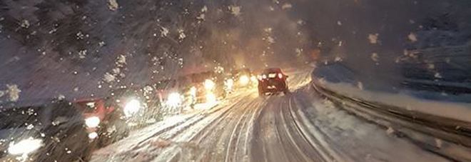 Nevica, traffico in tilt: «Intrappolata nel bus, un'odissea durata sette ore»