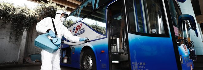 Coronavirus, l'autista starnutisce: Flixbus da Milano bloccato a Lione, ricoverati autista e passeggero Coronavirus, l'autista starnutisce: Flixbus da Milano bloccato a Lione, ricoverati autista e passeggero