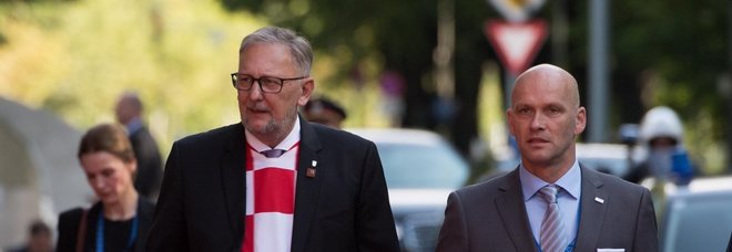 Croazia, ministri sfilano
​con la maglia a scacchi