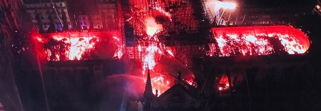 Parigi, grosso incendio a Notre-Dame: turisti in fuga dalla Cattedrale