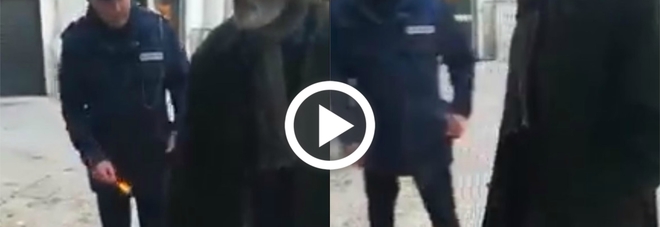 Vigile urbano lancia un petardo contro un disabile e il video finisce sul web: ecco le immagini Vigile urbano lancia un petardo contro un disabile e il video finisce sul web: ecco le immagini