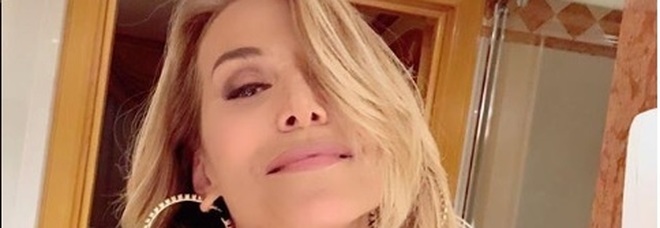 Barbara D'Urso commossa dalla storia della signora di Napoli che ha finto rapina: «Grazie alle nostre forze dell'ordine» Barbara D'Urso commossa dalla storia della signora di Napoli che ha finto rapina: «Grazie alle nostre forze dell'ordine»