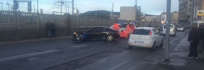 Terribile scontro vicino
alla stazione tra auto e moto
Centauro vola a terra