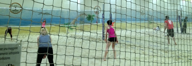 Si accascia mentre gioca
a beach volley, cinquantenne
salvato col defibrillatore