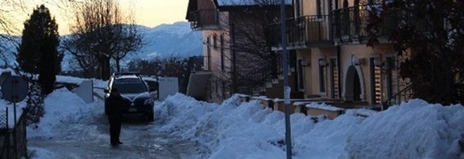 Uccide i genitori e si strangola Trovati due biglietti: «Maledetti» Uccide i genitori e si strangola Trovati due biglietti: «Maledetti»