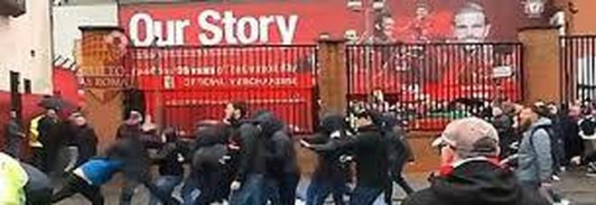 Liverpool-Roma, arrestati due tifosi giallorossi. La polizia inglese: Hanno quasi ucciso un 53enne dei Reds