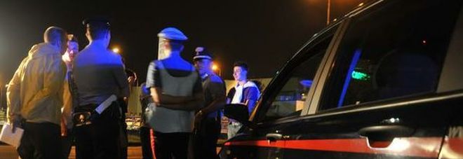 Donna sgozzata in casa, il marito: «Ho visto un ladro fuggire». Fermato un uomo