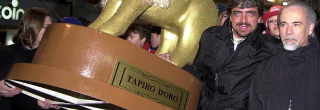 Antonio Ricci e Valerio Staffelli con il super tapiro del 2001
