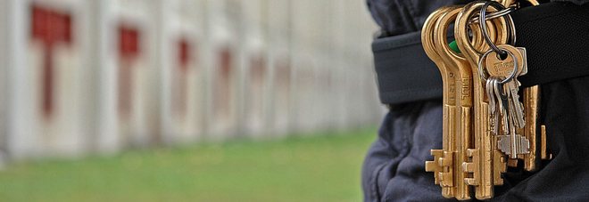 Un agente della polizia penitenziaria Un agente della polizia penitenziaria