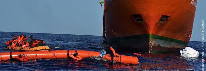 Migranti, la Libia vieta alle navi delle Ong di avvicinarsi Migranti, la Libia vieta alle navi delle Ong di avvicinarsi
