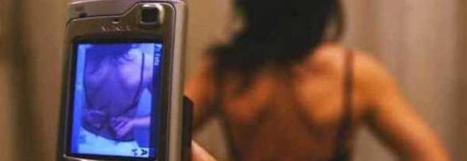 Ricatti hard alla fidanzatina del figlio: «Abbiamo tue foto e video nuda». Arrestati marito e moglie