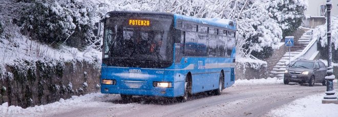 Maltempo, neve al Centro-Sud: «Scuole chiuse in cinque regioni». Imbiancato anche il Vesuvio