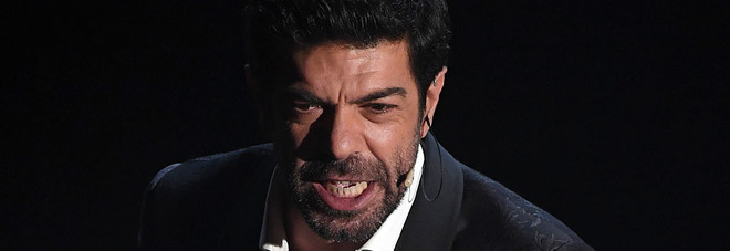 Favino, monologo su migranti Emozioni all'Ariston /Video Favino, monologo su migranti Emozioni all'Ariston /Video