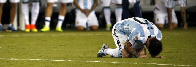 Il Cile batte l'Argentina ai rigori
Messi sbaglia, poi l'annuncio:
«Lascio la Nazionale»
