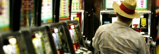 Ruba i risparmi di una vita della moglie per comperarsi l'auto e giocare al casinò Ruba i risparmi di una vita della moglie per comperarsi l'auto e giocare al casinò