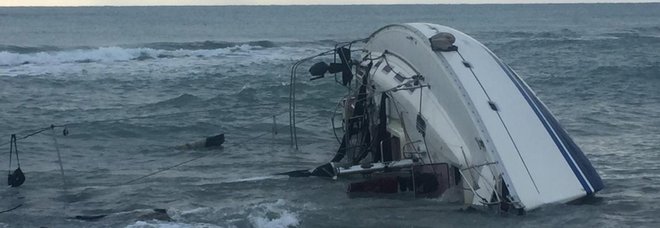 Migranti, 51 si incagliano su una barca a vela in Calabria: salvati dai cittadini Migranti, 51 si incagliano su una barca a vela in Calabria: salvati dai cittadini