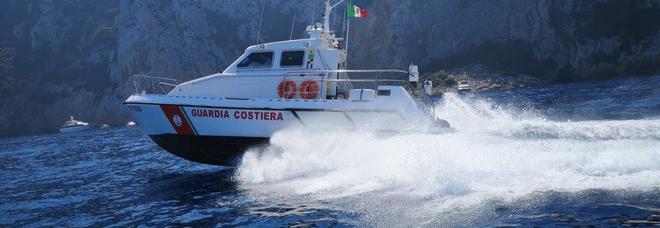 Si addormenta sul materassino, la corrente lo porta dalla Calabria alla...Sicilia