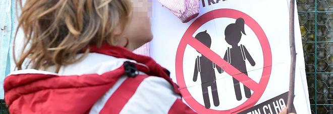 Bimba esclusa all'asilo, genitori free vax in piazza: «Noi discriminati» Bimba esclusa all'asilo, genitori free vax in piazza: «Noi discriminati»