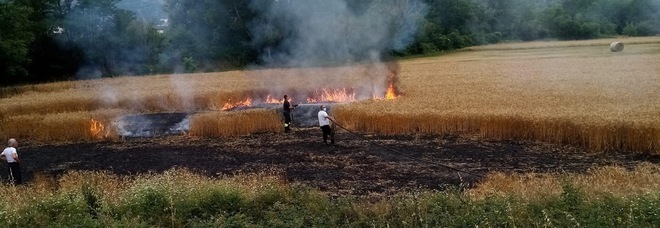 Alcuni cittadini mentre tentano di spegnere l incendio