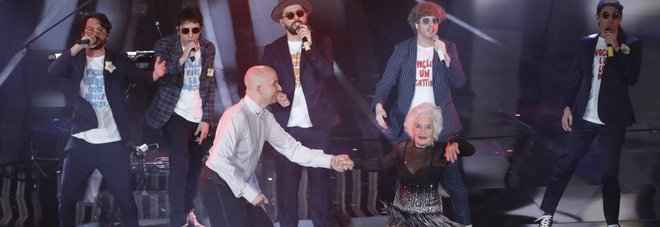 Inglese, 83 anni: ecco chi è la "nonna che balla" de Lo Stato Sociale Video