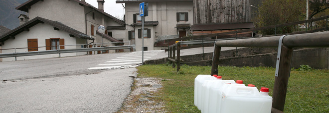 Rivamonte Agordino: l'acqua nelle taniche Rivamonte Agordino: l'acqua nelle taniche