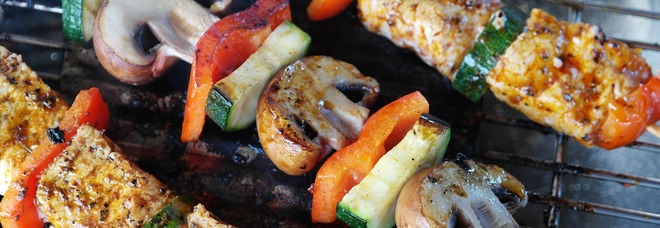 Prova ad accendere il barbecue con il liquido infiammabile e si ustiona Prova ad accendere il barbecue con il liquido infiammabile e si ustiona
