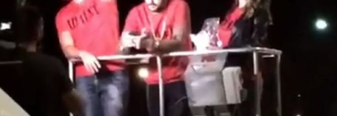 Fabrizio Corona in giro su una gru a Napoli, è caos: traffico in tilt, arrivano i carabinieri Fabrizio Corona in giro su una gru a Napoli, è caos: traffico in tilt, arrivano i carabinieri