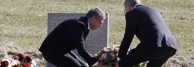 Germanwings, interrotte le ricerche dei corpi, identificazioni proseguono con analisi Dna Germanwings, interrotte le ricerche dei corpi, identificazioni proseguono con analisi Dna
