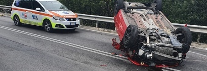 Prova ad evitare un gatto e si cappotta con l'auto: uomo di 41 anni in gravi condizioni