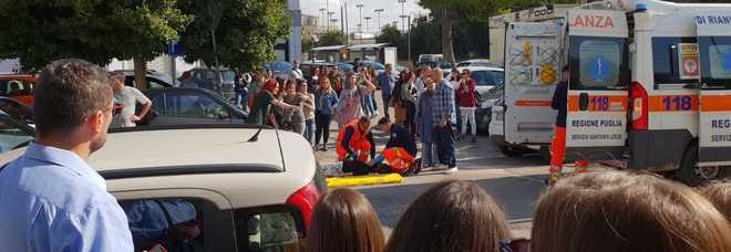 Donna investita nei pressi dell'obelisco. L'inferno dei pedoni tra le auto senza parcheggi Donna investita nei pressi dell'obelisco. L'inferno dei pedoni tra le auto senza parcheggi